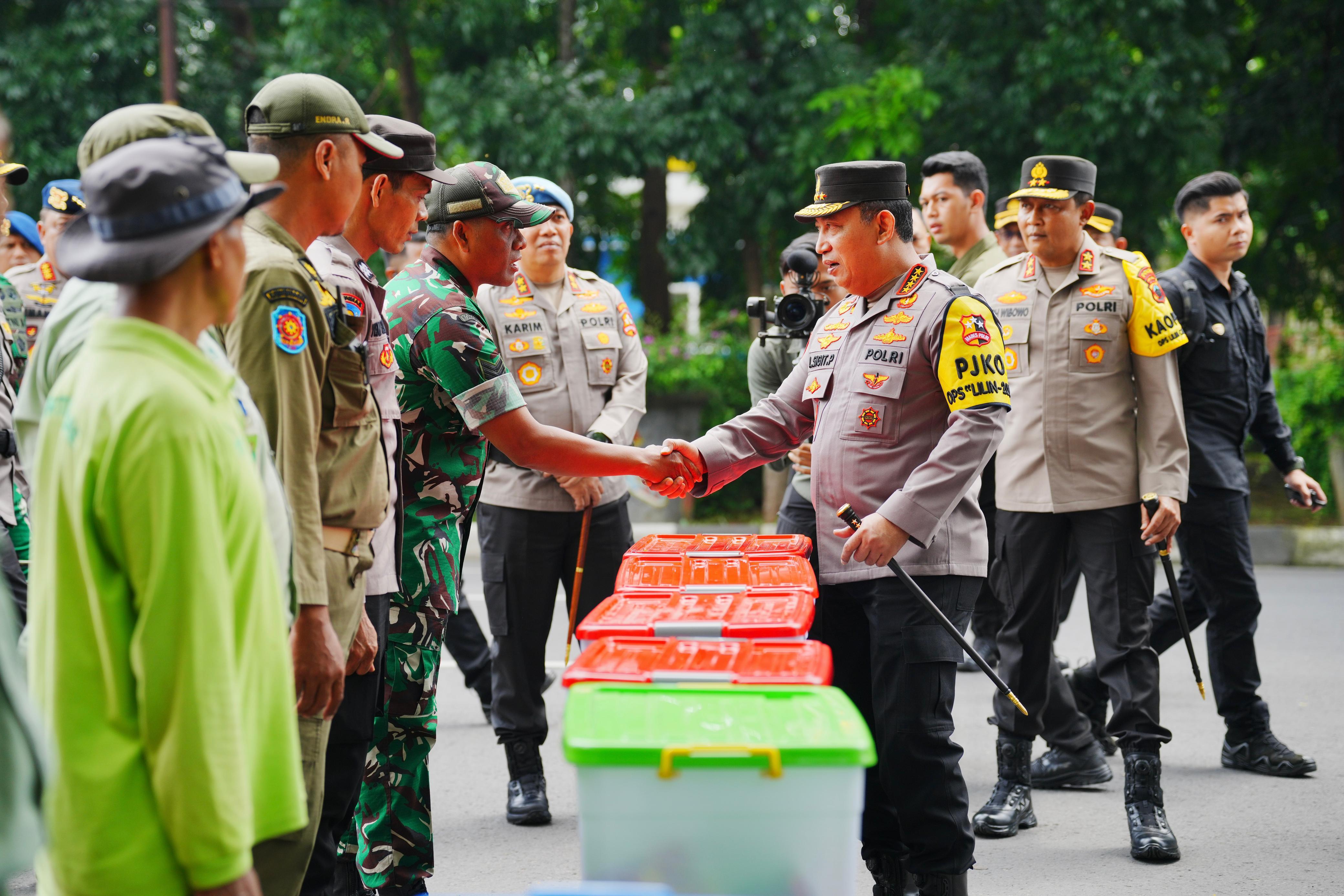 Kapolri Jenderal Pol Listyo Sigit Prabowo meninjau Taman Safari Solo di Jawa Tengah (Jateng) dalam rangka libur Natal dan Tahun Baru 2024-2025.