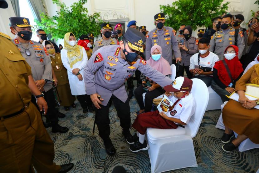 Kapolri Jenderal Pol Listyo Sigit Prabowo meninjau vaksinasi anak dan lansia di Bandar Lampung, Selasa (11/1).