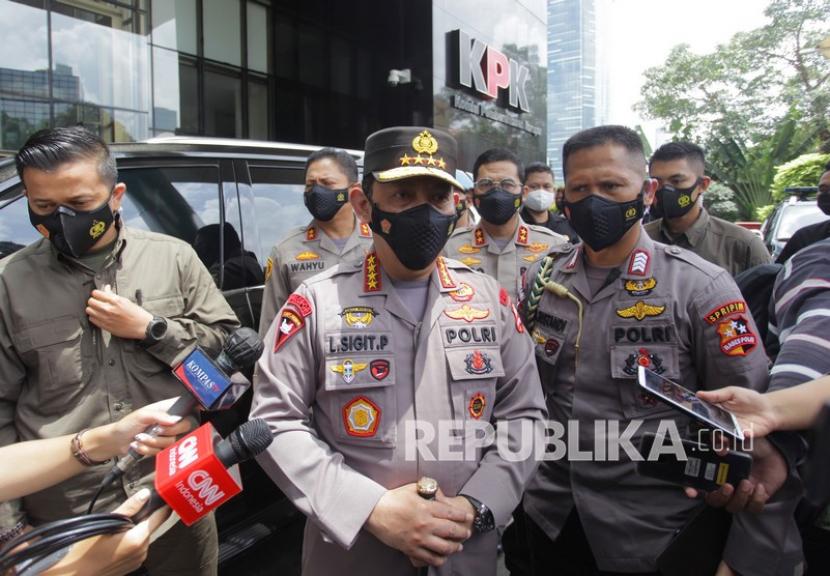 Kapolri Jenderal Pol Listyo Sigit Prabowo (tengah) menjawab pertanyaan wartawan.