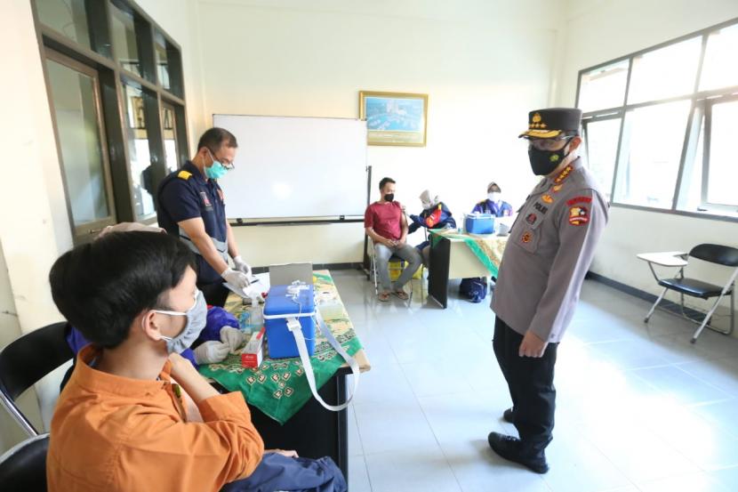 Kapolri Jenderal Sigit Listyo Prabowo saat meninjau kegiatan vaksinasi di kantor PP Persis, Kamis (15/7). 