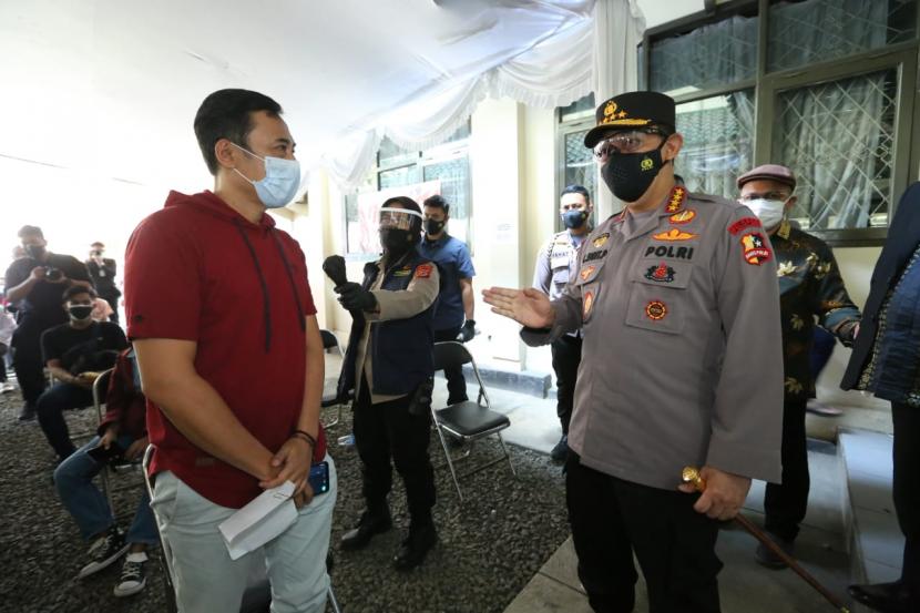 Kapolri Jenderal Pol Sigit Listyo Prabowo saat meninjau kegiatan vaksinasi di kantor PP Persis, Kamis (15/7). 