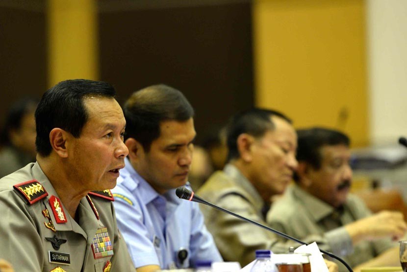 Kapolri Jenderal Pol sutarman memberikan paparan saat Rapat Dengar Pendapat (RDP) bersama Komisi III DPR RI di Komplek Parlemen Senayan, Jakarta, Selasa (2/9). (Republika/ Wihdan) 
