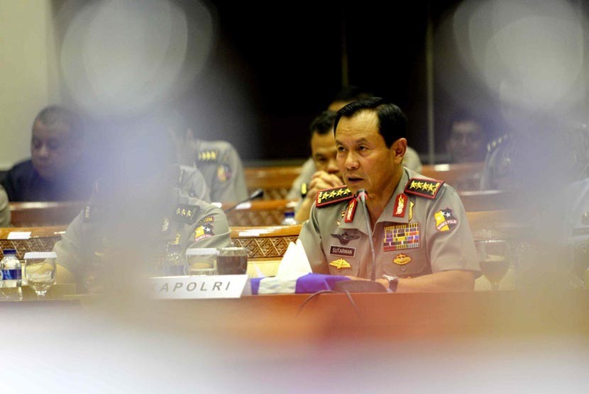 Kapolri Jenderal Pol sutarman memberikan paparan saat Rapat Dengar Pendapat (RDP) bersama Komisi III DPR RI di Komplek Parlemen Senayan, Jakarta, Selasa (2/9). (Republika/ Wihdan)