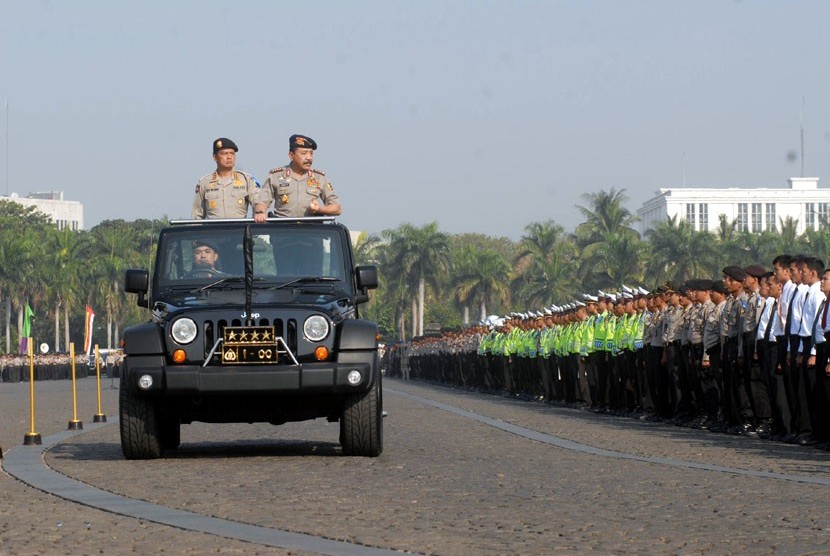   Kapolri Jenderal Pol Timur Pradopo memeriksa pasukan saat upacara gelar pasukan Operasi Ketupat 2012 di Lapangan Monas, Jakarta, Jumat (10/8). ( Agung Fatma Putra)
