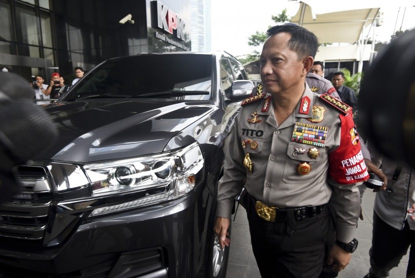 Kapolri Jenderal Pol Tito Karnavian berjalan memasuki gedung KPK, Jakarta Senin (19/6). Kedatangan Kapolri ke markas lembaga antirasuah itu untuk membahas pengungkapan kasus penyiraman air keras terhadap penyidik senior KPK Novel Baswedan.