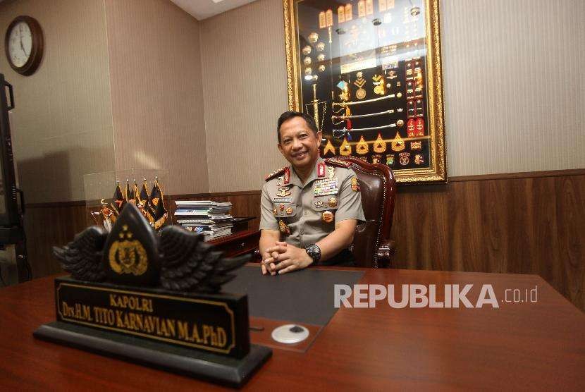 Kapolri Jenderal Pol Tito Karnavian berpose disela-sela saat wawancara di kediamannya, Jalan Patimura, Jakarta, Selasa (28/8).