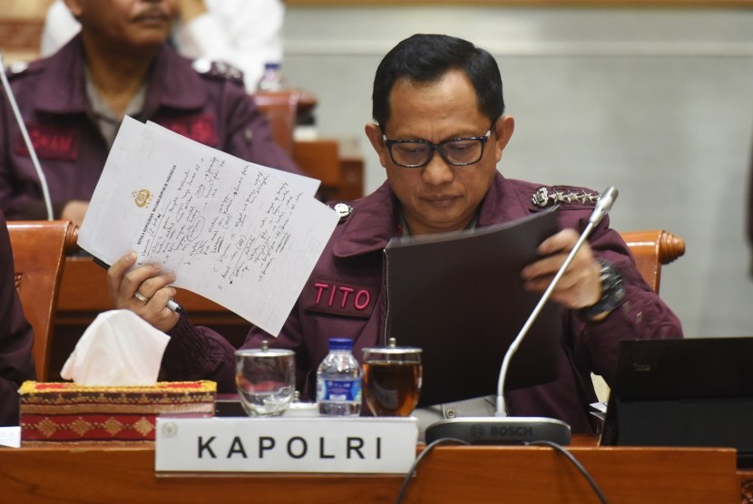 Kapolri Jenderal Pol Tito Karnavian bersiap mengikuti rapat kerja dengan Komisi III DPR di Kompleks Parlemen, Senayan, Jakarta, Selasa (23/5).