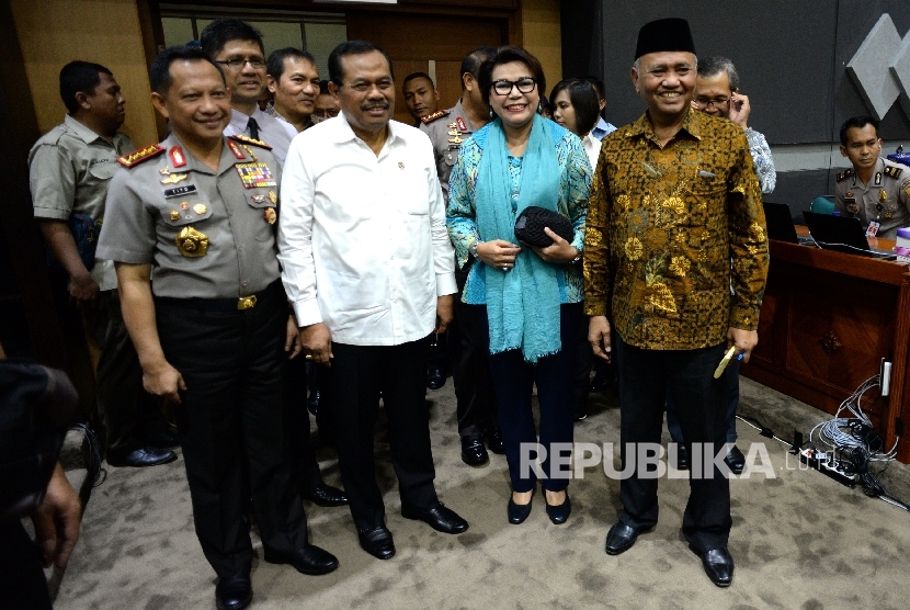 Kapolri Jenderal Pol Tito Karnavian , Jaksa Agung HM Prasetyo, Wakil Ketua KPK Basaria Pandjaitan dan Ketua KPK Agus Rahardjo (dari kiri) bersiap mengikuti Rapat Kerja bersama Komisi III DPR di Kompleks Parlemen,Senayan, Jakarta, Senin (16/10).