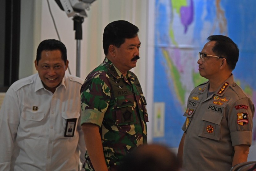 Kapolri Jenderal Pol Tito Karnavian (kanan) berbincang dengan Panglima TNI Marsekal TNI Hadi Tjahjanto (tengah) dan Kepala Bulog Budi Waseso sebelum mengikuti rapat terbatas di Kantor Presiden, Jakarta, Jumat (3/5/2019). 