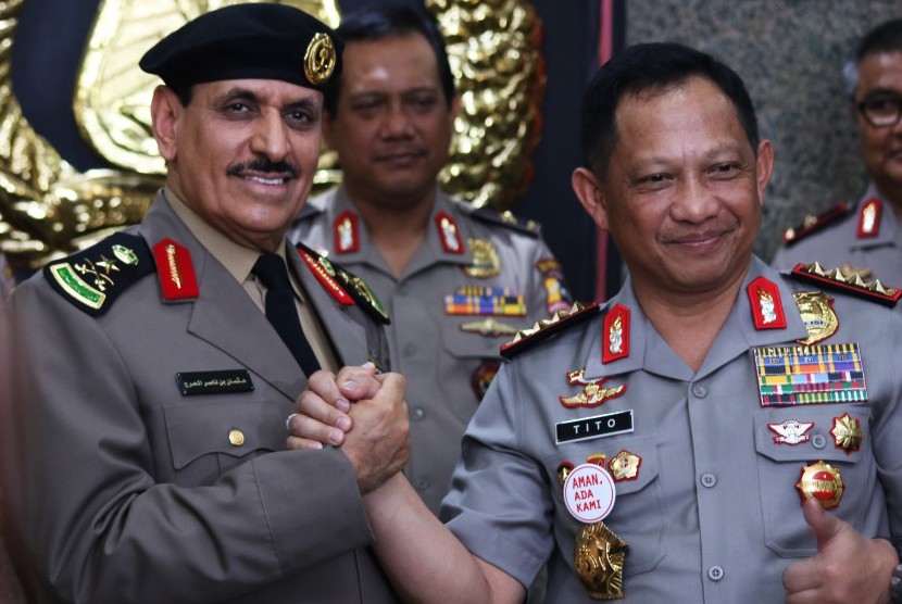 Kapolri Jenderal Pol Tito Karnavian (kanan) berjabat tangan dengan Kepala Kepolisian Arab Saudi General Othman bin Nasser Al Mehrej (kiri) seusai memberikan keterangan pers terkait kerjasama antara Polri dengan Kepolisian Arab Saudi di Jakarta, Selasa (18/4). 