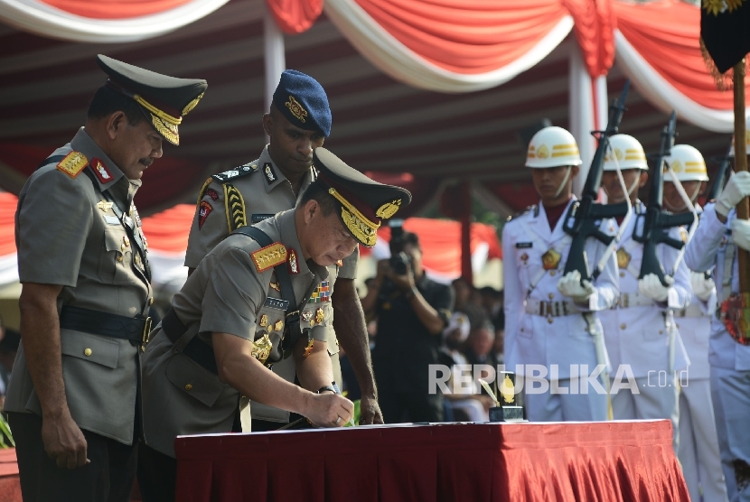 Kapolri Jenderal Pol Tito Karnavian (kanan) bersama mantan Kapolri Jenderal Pol Badrodin Haiti (kiri) menandatangani surat serah terima jabatan di Lapangan PTIK, Jakarta, Kamis (14/7).Republika/Raisan Al Farisi