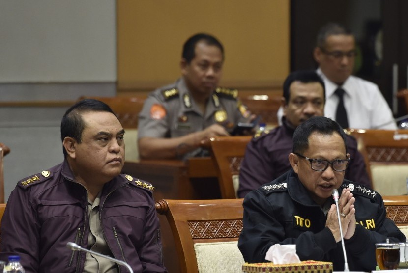 Kapolri Jenderal Pol Tito Karnavian (kanan) didampingi Wakapolri Komjen Pol Syafruddin (kiri) mengikuti rapat kerja dengan Komisi III DPR di Kompleks Parlemen Senayan, Jakarta, Kamis (19/7).