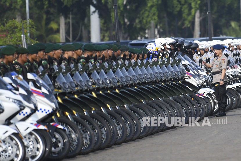 Kapolri Jenderal Pol Tito Karnavian (kanan) meninjau personel gabungan saat Apel Gelar Pasukan Pengamanan Pelantikan Presiden Dan Wakil Presiden periode 2019-2024 di Lapangan Silang Monas, Jakarta, Kamis (17/10/2019). 