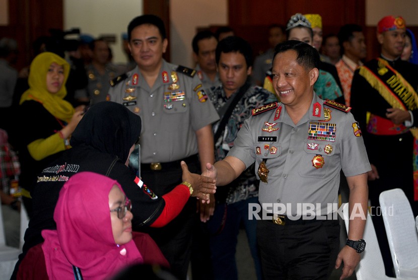 Kapolri Jenderal Pol Tito Karnavian (kedua kanan) didampingi Karopenmas Polri Brigjen Pol M Iqbal (kedua kiri)