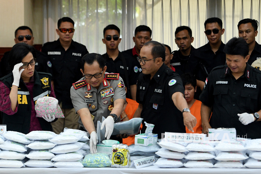 Kapolri Jenderal Pol Tito Karnavian (kedua kiri), Menkeu Sri Mulyani (kiri), Kabareskrim Polri Komjen Pol Ari Dono (kanan) dan Direktur Tipidnarkoba Bareskrim Polri Brigjen Pol Eko Daniyanto (kedua kanan) menunjukkan barang bukti narkotik jenis ekstasi di Mabes Polri, Jakarta, Selasa (1/8). 