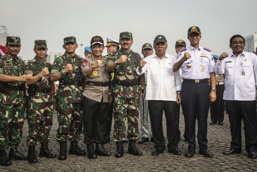 Kapolri Jenderal Pol Tito Karnavian (keempat kiri), Panglima TNI Marsekal TNI Hadi Tjahjanto (keempat kanan), Menteri PUPR Basuki Hadimuljono (ketiga kanan), KSAU Marsekal TNI Yuyu Sutisna (ketiga kiri), Gubernur DKI Jakarta Anies Baswedan (kedua kanan), KSAD Jenderal TNI Mulyono (kedua kiri), Plt Gubernur Sulawesi Selatan Soni Sumarsono (kanan), dan KSAL Laksamana TNI Siwi Sukma Adji (kiri) berfoto bersama seusai mengikuti apel gelar pasukan Operasi Kepolisian Terpusat Ketupat 2018 di Monas, Jakarta, Rabu (6/6). 