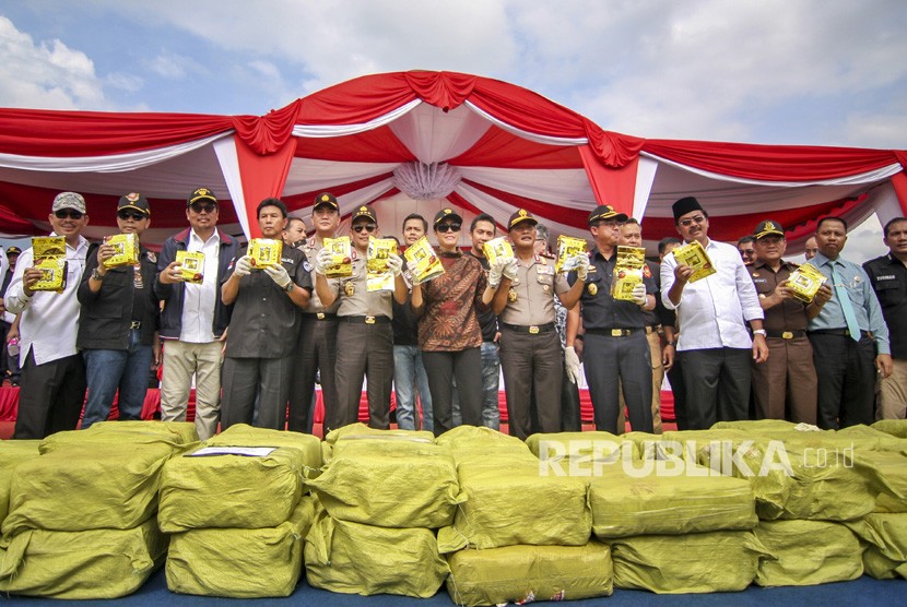 Kapolri Jenderal Pol Tito Karnavian (kelima kanan) bersama Menteri Keuangan Sri Mulyani (tengah) dan pejabat lainnya menunjukkan barang bukti narkotik jenis sabu di Pelabuhan Sekupang, Batam, Kepulauan Riau, Jumat (23/2).