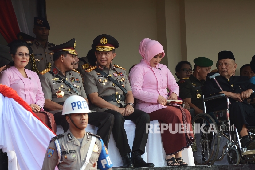 Kapolri Jenderal Pol Tito Karnavian (ketiga kiri) bersama mantan Kapolri Jenderal Pol Badrodin Haiti (kedua kiri) berbincang sebelum mengikuti serah terima jabatan Kapolri di Lapangan PTIK, Jakarta, Kamis (14/7)