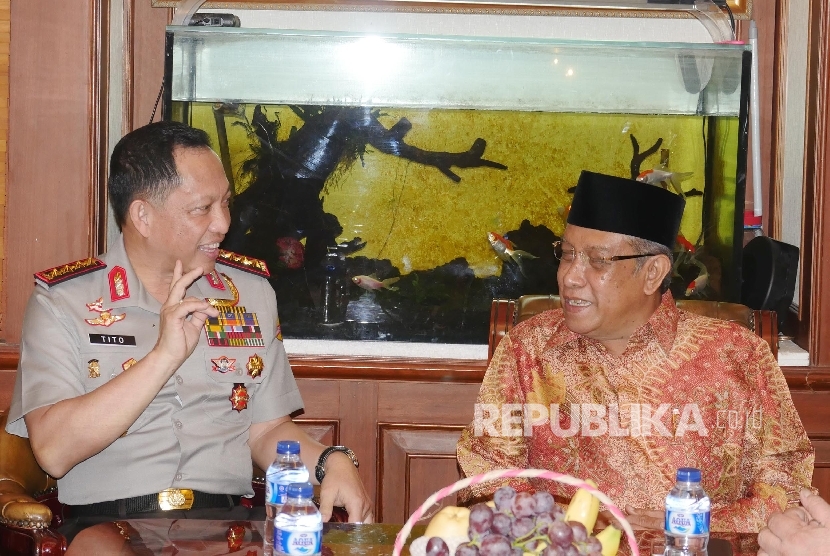 Kapolri Jenderal Pol Tito Karnavian (kiri) berbincang dengan Ketua Umum PBNU Said Aqil Siroj saat berkunjung ke kantor PBNU di Jakarta, Kamis (18/8).