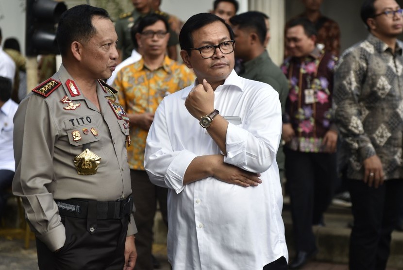 Kapolri Jenderal Pol Tito Karnavian (kiri) berbincang dengan Sekretaris Kabinet Pramono Anung disela-sela memantau unjuk rasa 4 November di sisi barat Istana Merdeka, Jakarta, Jumat (4/11).