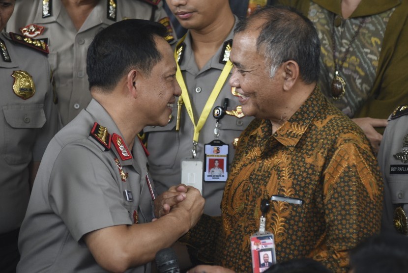 National Police Chief General Tito Karnavian (left) shaking hand with Head of Corruption Eradication Commission (KPK) Agus Rahardjo after meeting at KPK Building in Jakarta on Friday, August 19, 2016.