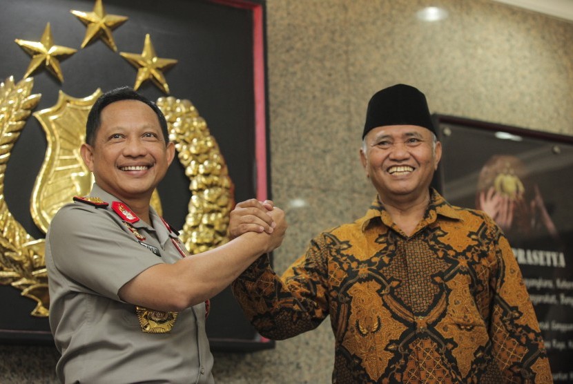Kapolri Jenderal Pol Tito Karnavian (kiri) berjabat tangan dengan Ketua Komisi Pemberantasan Korupsi (KPK) Agus Rahardjo (kanan) usai melakukan pertemuan di Mabes Polri, Jakarta, Kamis (6/7). 