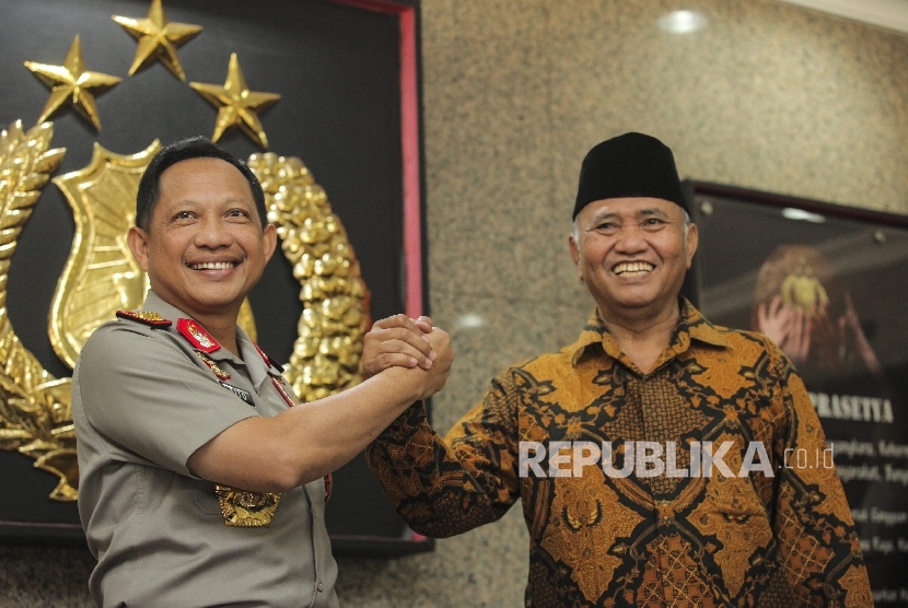 Kapolri Jenderal Pol Tito Karnavian (kiri) berjabat tangan dengan Ketua Komisi Pemberantasan Korupsi (KPK) Agus Rahardjo (kanan).