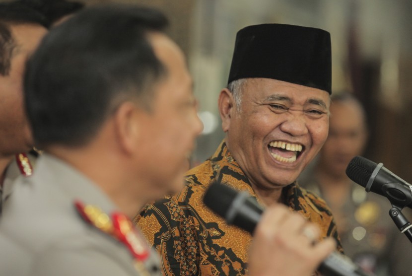 Kapolri Jenderal Pol Tito Karnavian (kiri) bersama Ketua Komisi Pemberantasan Korupsi (KPK) Agus Rahardjo (kanan) memberikan keterangan pers usai melakukan pertemuan di Mabes Polri, Jakarta, Kamis (6/7). 
