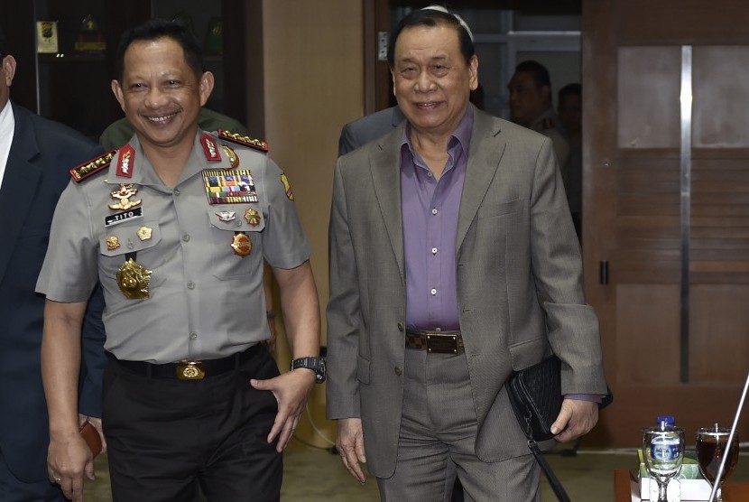 Kapolri Jenderal Pol Tito Karnavian (kiri) bersama Ketua Komisi III DPR Kahar Muzakir bersiap memulai rapat kerja di Kompleks Parlemen Senayan, Jakarta, Kamis (19/7).