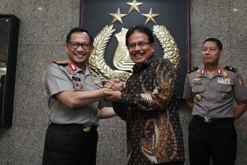 Kapolri Jenderal Pol Tito Karnavian (kiri) bersama Menteri Agraria dan Tata Ruang, Sofyan Djalil (kanan) berjabat tangan usai memberikan keterangan kepada wartawan mengenai kasus mafia tanah di Mabes Polri, Jakarta, Jumat (17/3).