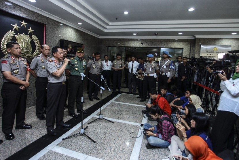 Kapolri Jenderal Pol Tito Karnavian (kiri) bersama Panglima TNI Jenderal TNI Gatot Nurmantyo memberikan keterangan pers usai melakukan pertemuan di Mabes Polri, Jakarta, Senin (21/11). 