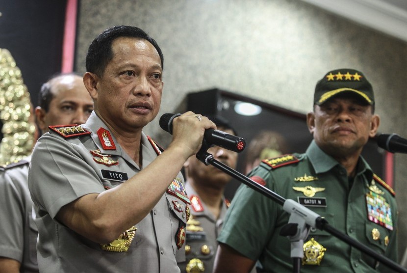 Kapolri Jenderal Pol Tito Karnavian (kiri) bersama Panglima TNI Jenderal TNI Gatot Nurmantyo memberikan keterangan pers usai melakukan pertemuan di Mabes Polri, Jakarta, Senin (21/11). 