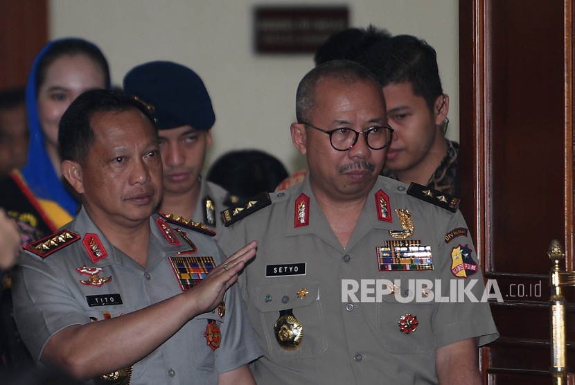 Kapolri Jenderal Pol Tito Karnavian (kiri) didampingi Kadivhumas Polri Irjen Pol Setyo Wasisto (kanan) tiba untuk memberikan konferensi pers akhir tahun di Mabes Polri, Jakarta, Jumat (29/12). 