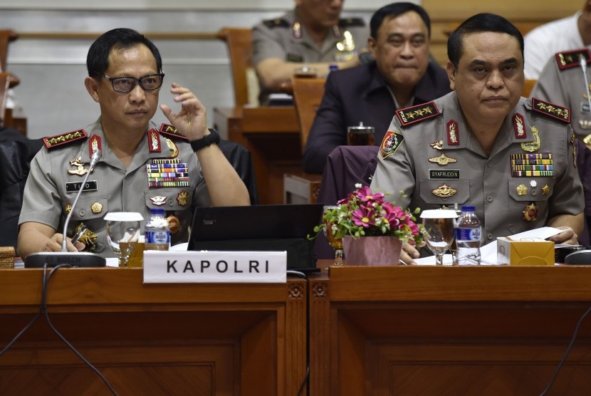 Kapolri Jenderal Pol Tito Karnavian (kiri) didampingi Kepala Lembaga Pendidikan Polri Komisaris Jenderal Syafruddin (kanan) mengikuti rapat kerja dengan Komisi III di Komplek Parlemen Senayan, Jakarta, Senin (5/9).