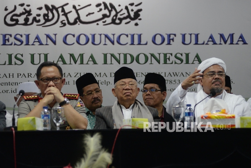 Kapolri Jenderal Pol Tito Karnavian (kiri), Ketua MUI Ma'ruf Amin (tengah), Ketua Dewan Pembina GNPF-MUI M. Rizieq Shihab seusai memberi keterangan di gedung MUI, Jakarta, Senin (28/11). 