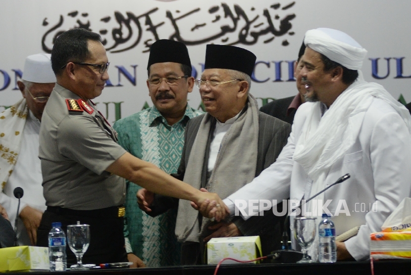 National Police Chief Gen. Tito Karnavian (left), Chairman of the MUI KH Ma'ruf Amin (second at right), Advisor of the National Movement to Guard the MUI's Fatwa (GNPF MUI) Habib Rizieq (right) shake hands after a press conference on Monday (11/28).