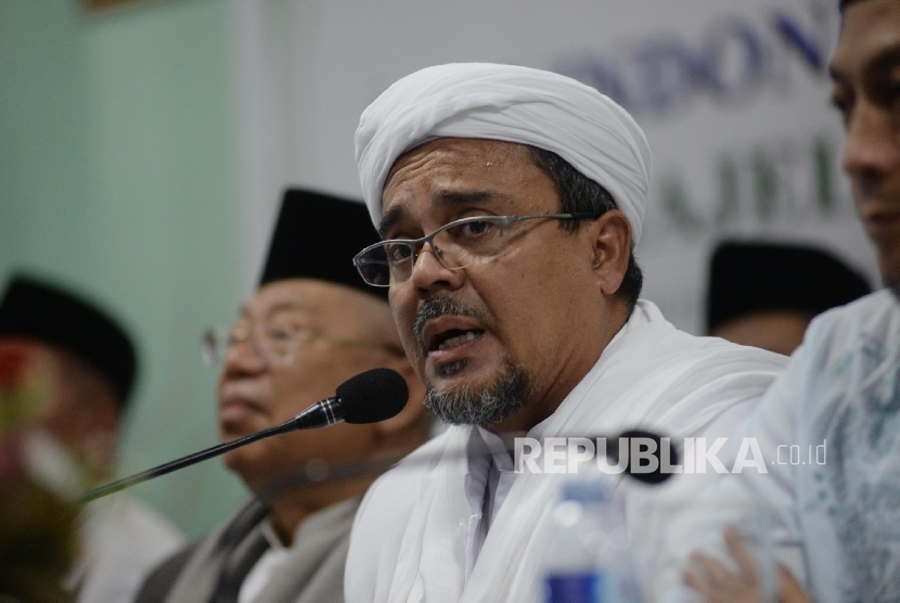 Kapolri Jenderal Pol Tito Karnavian (kiri), Ketua MUI Ma'ruf Amin (tengah), dan Ketua Dewan Pembina GNPF-MUI M. Rizieq Shihab berjabat tangan seusai memberi keterangan di gedung MUI, Jakarta, Senin (28/11). 