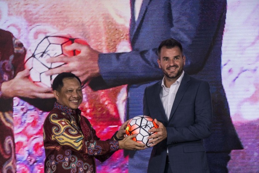 Kapolri Jenderal Pol Tito Karnavian (kiri) memberikan bola kepada Pelatih Bhayangkara FC Simon McMenemy (kanan) bersama dengan sejumlah pemain Bhayangkara FC berfoto bersama saat peluncuran tim Bhayangkara FC di Wisma Bhayangkari, Jakarta, Senin (10/4).