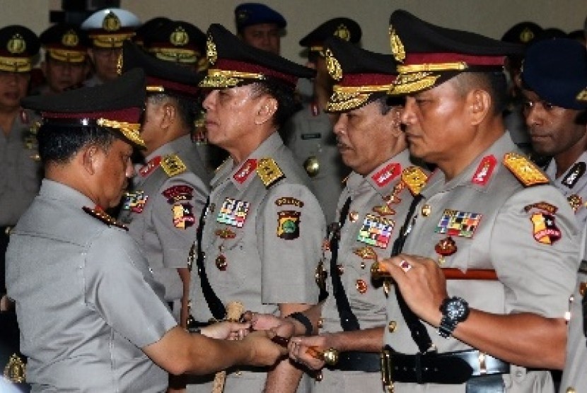 Kapolri Jenderal Pol Tito Karnavian (kiri) memberikan tongkat komando kepada Pejabat baru Kapolda Metro Jaya, Irjen Pol Idham Azis (kedua kanan) saat serah terima jabatan Kapolda Metro Jaya di Mabes Polri, Jakarta, Rabu (26/7)