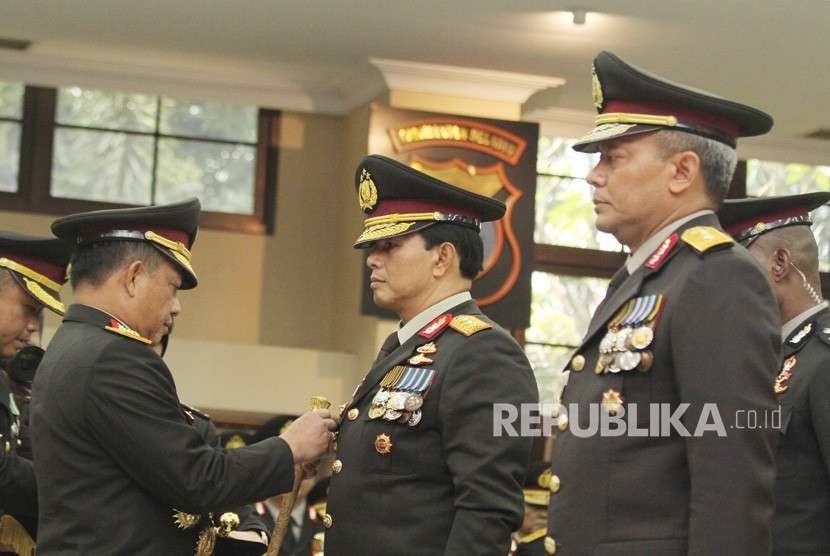 Kapolri Jenderal Pol Tito Karnavian (kiri) menyematkan tanda pangkat kepada Wakapolri Komjen Pol Ari Dono Sukmanto (tengah) dan Kabareskrim Komjen Pol Arief Sulistyanto (kanan) saat pelantikannya di Mabes Polri, Jakarta, Jumat (17/8).