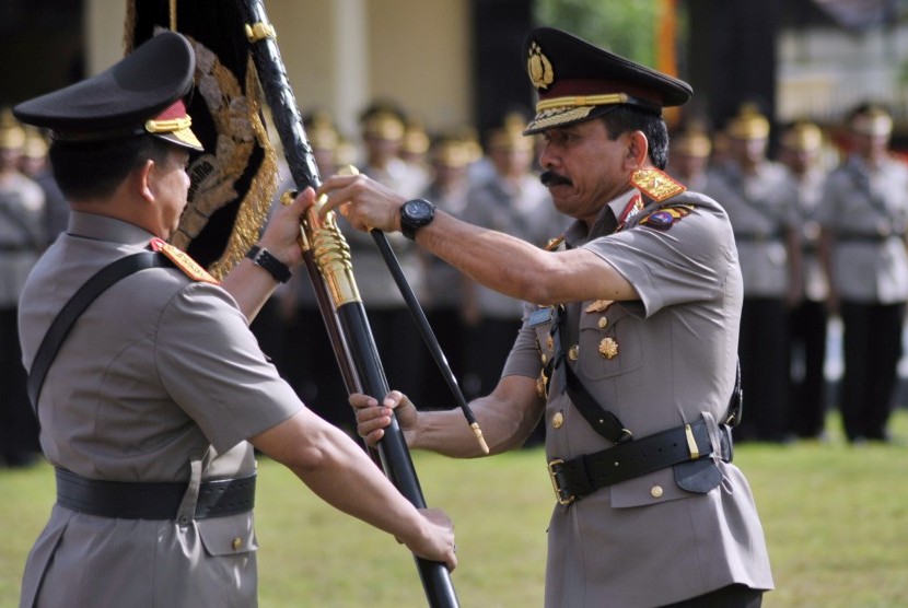 Kapolri Jenderal Pol Tito Karnavian (kiri) menyerahkan pataka kepada Kapolda Sumbar Brigjen Pol Fakhrizal (kanan) saat upacara peresmian peningkatan status Polda Sumbar, di Padang, Sumbar, Senin (3/4). 