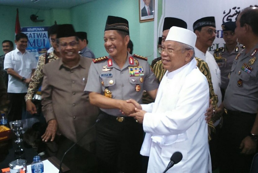 Kapolri Jenderal Pol Tito Karnavian melakukan silaturahmi dengan pengurus MUI dalan rangka mempererat hubungan ulama dan umara, di Kantor MUI, Jumat (18/11).