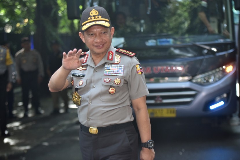Kapolri Jenderal Pol Tito Karnavian melambaikan tangan ketika meninjau tempat pemungutan suara Pilkada DKI Jakarta di TPS 3 Pulo, Kebayoran Baru, Jakarta, Rabu (15/2).