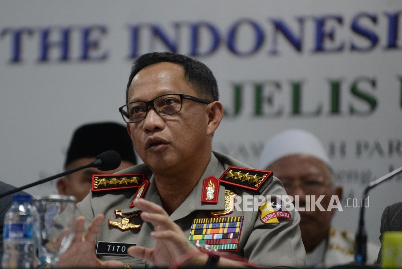  Kapolri Jenderal Pol Tito Karnavian memberi keterangan kepada wartawan di gedung MUI, Jakarta, Senin (28/11). 