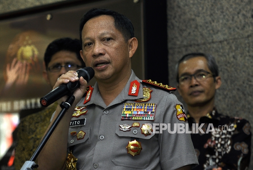 Kapolri Jenderal Pol Tito Karnavian memberi keterengan kepada awak media saat Jumpa Press di Gedung Utama Markas Besar Polri, Jakarta Selatan, Kamis (6/7). 