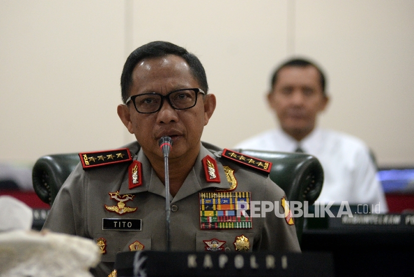 Kapolri Jenderal Pol Tito Karnavian memberikan keterangan pers seusai melakukan video conference terkait persiapan jelang pengamanan Hari Raya Iduladha 1438 H di Mabes Polri, Jakarta, Rabu (23/8). 