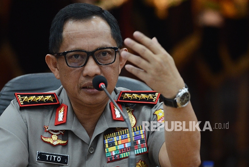 Kapolri Jenderal Pol Tito Karnavian memberikan pernyataan kepada awak media saat menggelar konferensi pers di Rupatama Mabes Polri, Jakarta, Rabu (16/11).
