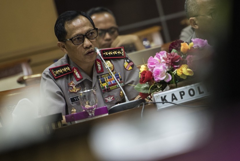 Kapolri Jenderal Pol Tito Karnavian mengikuti rapat dengar pendapat dengan Panitia Khusus (Pansus) RUU Terorisme DPR di Kompleks Parlemen, Senayan, Jakarta, Rabu, (31/8).