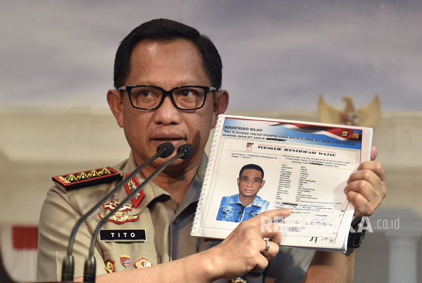 Kapolri Jenderal Pol Tito Karnavian menunjukkan sketsa wajah terduga pelaku penyerangan terhadap penyidik Komisi Pemberantasan Korupsi (KPK) Novel Baswedan, di Kantor Presiden, Jakarta, Senin (31/7).