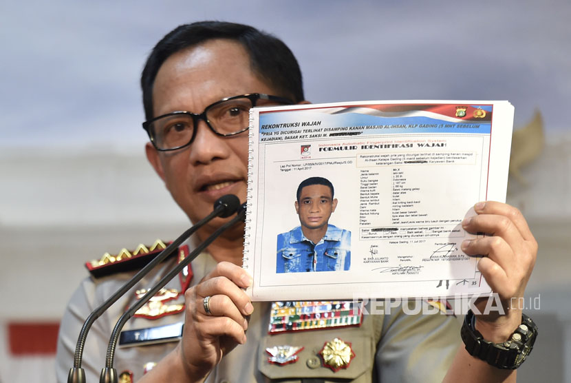 Kapolri Jenderal Pol Tito Karnavian menunjukkan sketsa wajah terduga pelaku penyerangan terhadap penyidik Komisi Pemberantasan Korupsi (KPK) Novel Baswedan, di Kantor Presiden, Jakarta, Senin (31/7). 